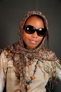 3755327-retrato-de-mujeres-jovenes-de-africa-modelo-posando-con-gafas-de-sol